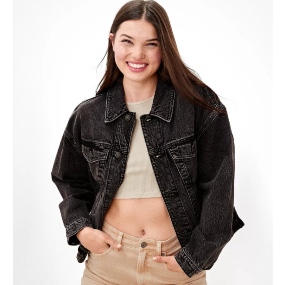 AE Women’s Washed Black Denim Jacket Classic Trucker Style Size Medium Grunge